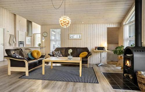 ToftlundにあるBeautiful Home In Toftlund With Saunaのソファとテーブルのあるリビングルーム