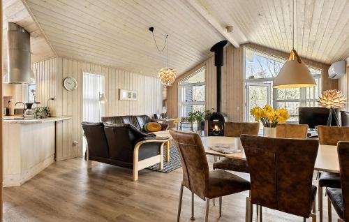 Beautiful Home In Toftlund With Saunaにあるキッチンまたは簡易キッチン