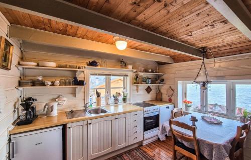 Dapur atau dapur kecil di Nice Home In Valen With House Sea View