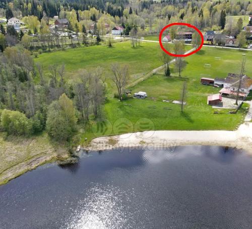 an aerial view of a house next to a lake at Apartmán u jezera Lipno - Nové in Nová Pec