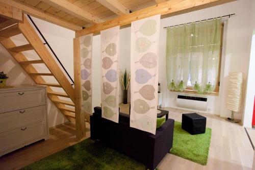ブダペストにあるDolcevitaのソファと窓のある階段付きの客室です。
