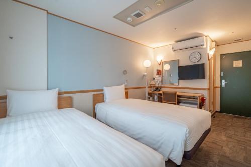 a hotel room with two beds and a tv at Toyoko Inn Seoul Dongdaemun I in Seoul
