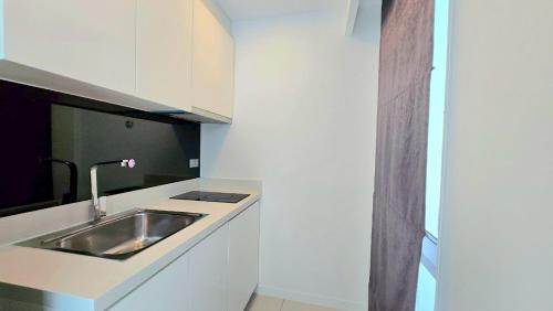 una cocina con fregadero y encimera en City Center Residence NEW, en Pattaya central