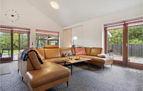 Ruang duduk di 4 Bedroom Beautiful Home In Oksbøl