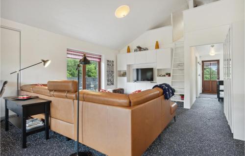 Televisyen dan/atau pusat hiburan di 4 Bedroom Beautiful Home In Oksbøl