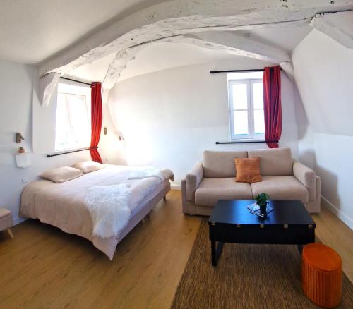 une chambre avec un lit, un canapé et une table dans l'établissement Les Bons Enfants 8, à Rouen