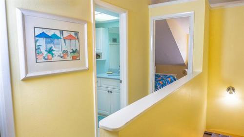 サニベルにあるEscape to Paradise - Tranquil 3-Bedroom Retreat with Wrap-Around Lanai and Private Beachの黄色の部屋