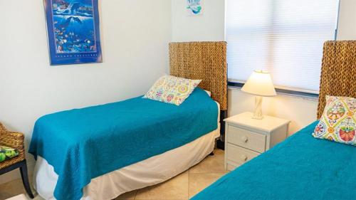 Postel nebo postele na pokoji v ubytování Your Perfect Getaway Awaits - Charming Sanibel Island villa with private beach