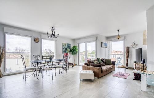 Χώρος καθιστικού στο Beautiful Apartment In La Tremblade