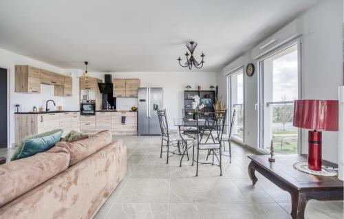 un salon avec un canapé et une table dans l'établissement Beautiful Apartment In La Tremblade, à La Tremblade