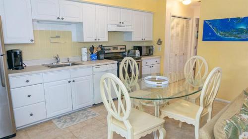 Η κουζίνα ή μικρή κουζίνα στο Oceanfront Sanibel Island retreat with private beach