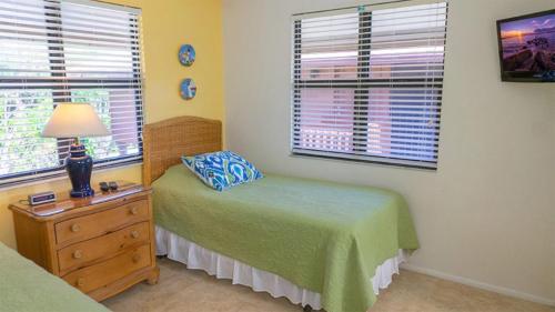 Ένα ή περισσότερα κρεβάτια σε δωμάτιο στο Oceanfront Sanibel Island retreat with private beach