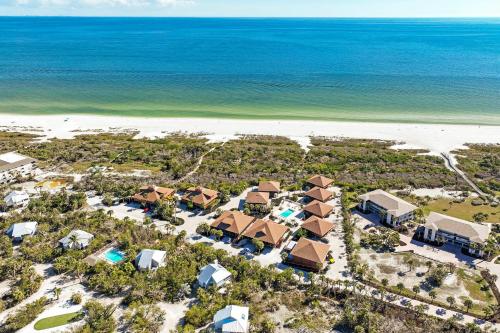 Gallery image of Bright and Breezy Poolside Escape on Sanibel Island in Sanibel