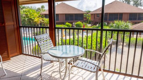 Balkoni atau teres di Enjoy pool views from your Sanibel Island Villa Private beach