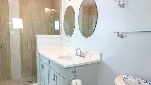Ένα μπάνιο στο Cozy Coastal Haven - Your Relaxing Sanibel Getaway - Private Beach