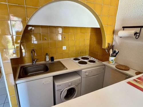 une cuisine avec un évier et une machine à laver dans l'établissement Maison 3 pièces mezzanine 6 couchages ARGELES SUR MER AR100-052, à Argelès-sur-Mer