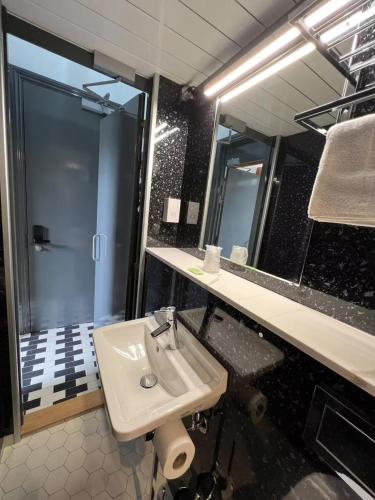 Ένα μπάνιο στο Victorian Loft Living Hotel 22