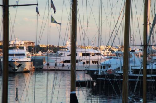 Fully AC, Port-view, 2 min beach and Palais