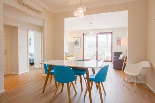 une salle à manger avec une table et des chaises bleues dans l'établissement Fully AC, Port-view, 2 min beach and Palais, à Cannes