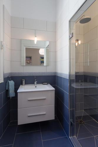une salle de bain avec un lavabo et une douche en verre dans l'établissement Fully AC, Port-view, 2 min beach and Palais, à Cannes