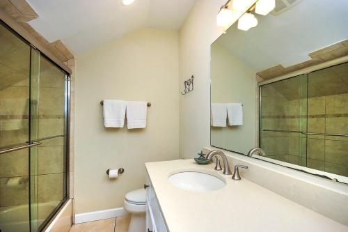 Ένα μπάνιο στο Spacious 3-Bedroom Retreat with Gulf Views & Screened Porch