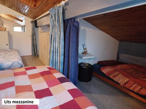 a room with two beds in a room at Villa Capbreton proche plage résidence avec piscine in Capbreton