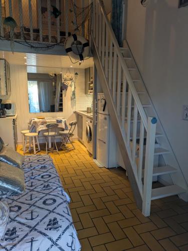 une pièce avec un escalier et une table et une cuisine dans l'établissement Villa Capbreton proche plage résidence avec piscine, à Capbreton