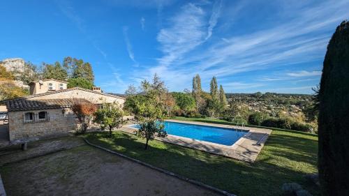 une vue extérieure d'une villa avec piscine dans l'établissement superb Provençal house, à Vence