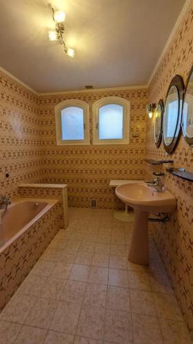 une salle de bain avec une baignoire et un lavabo et une baignoire dans l'établissement superb Provençal house, à Vence