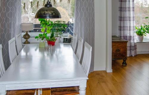 ヴァルムドエーにあるStunning Home In Värmdö With Saunaの窓付きのお部屋(白いダイニングテーブル付)