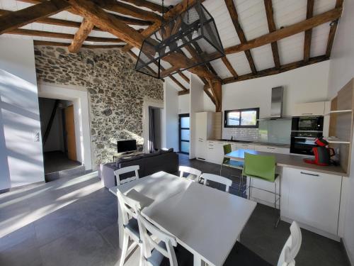 une cuisine et une salle à manger avec une table et des chaises dans l'établissement La cave de la Sangueze, à Mouzillon