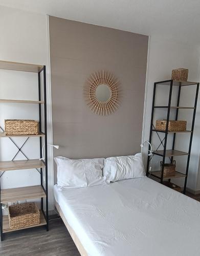 une chambre avec un lit avec un miroir au mur dans l'établissement Studio cosy pour curistes avec terrasse, vue sur piscine, à Balaruc-les-Bains