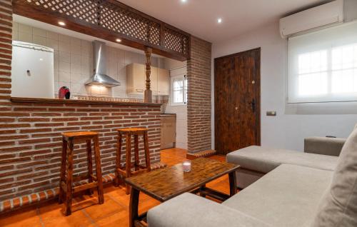 Χώρος καθιστικού στο Cozy Apartment In Marbella With Wifi