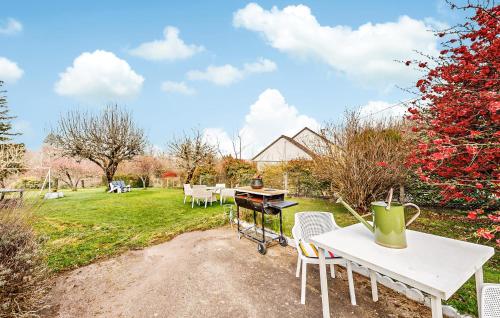 un tavolo da picnic e sedie in giardino di 1 Bedroom Amazing Apartment In Treignac a Treignac
