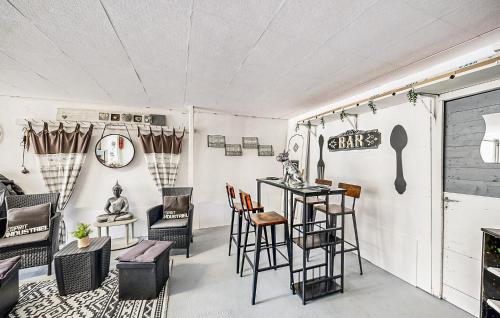 une pièce avec des chaises, une table et un bar dans l'établissement 1 Bedroom Amazing Apartment In Treignac, à Treignac