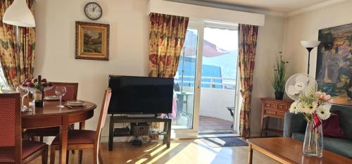 Midt i bynにあるテレビまたはエンターテインメントセンター