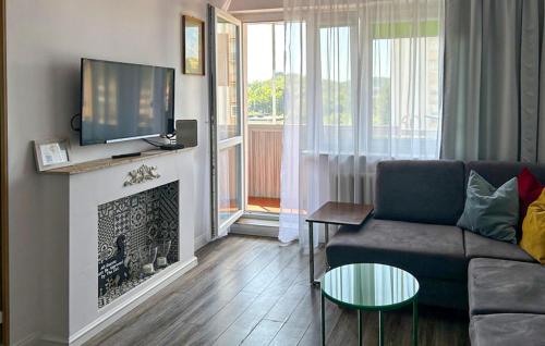 Μια τηλεόραση ή/και κέντρο ψυχαγωγίας στο 2 Bedroom Cozy Home In Gdansk