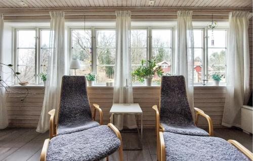 two chairs and a table in a room with windows at Amazing Home In Ör With Wifi in Ör