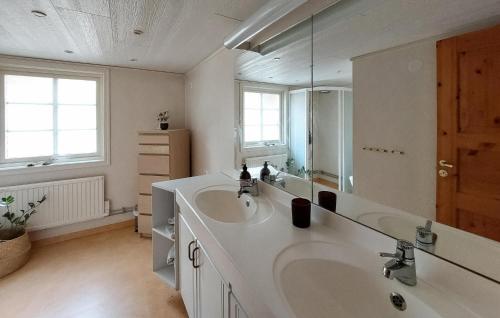 a bathroom with two sinks and a large mirror at Amazing Home In Ör With Wifi in Ör