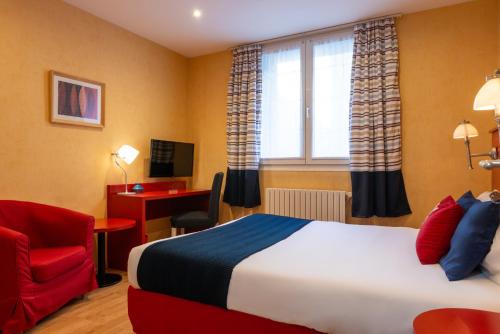 Ένα ή περισσότερα κρεβάτια σε δωμάτιο στο Hôtel de la Plage