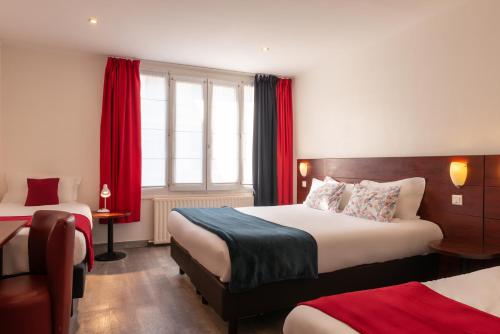 Ένα ή περισσότερα κρεβάτια σε δωμάτιο στο Hôtel de la Plage