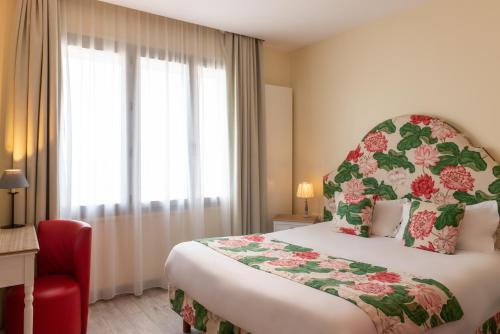 Ένα ή περισσότερα κρεβάτια σε δωμάτιο στο Hôtel de la Plage