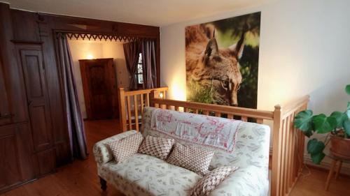 un salon avec un canapé et une photo d'un kangourou dans l'établissement Chez Maria, à Turckheim