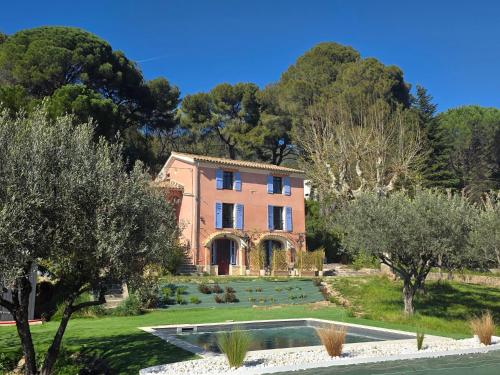 une maison italienne avec un jardin et un étang dans l'établissement Le Maëlia gîte 5 étoiles, à Nyons