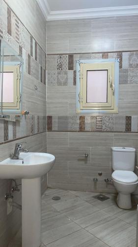 ein Badezimmer mit Waschbecken und Toilette in der Unterkunft relax newcairo in Kairo