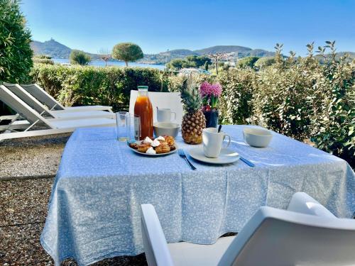 une table bleue avec une plaque de nourriture dans l'établissement Studio climatisé vue mer à proximité de la plage, à Saint-Raphaël