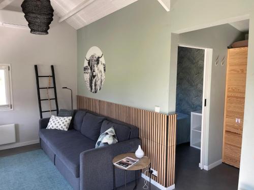 a living room with a couch and a table at Blokhut Klein Meerzicht in Haren