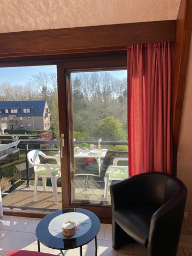 Ruang duduk di Studio White Chateau met parking en zonnig balkon