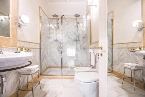 Bilik mandi di Golden Tower Hotel & Spa