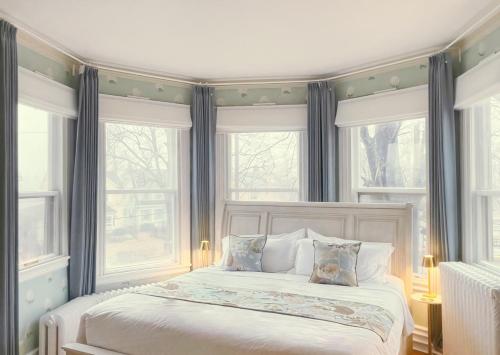 Llit o llits en una habitació de The Eden Hall Inn